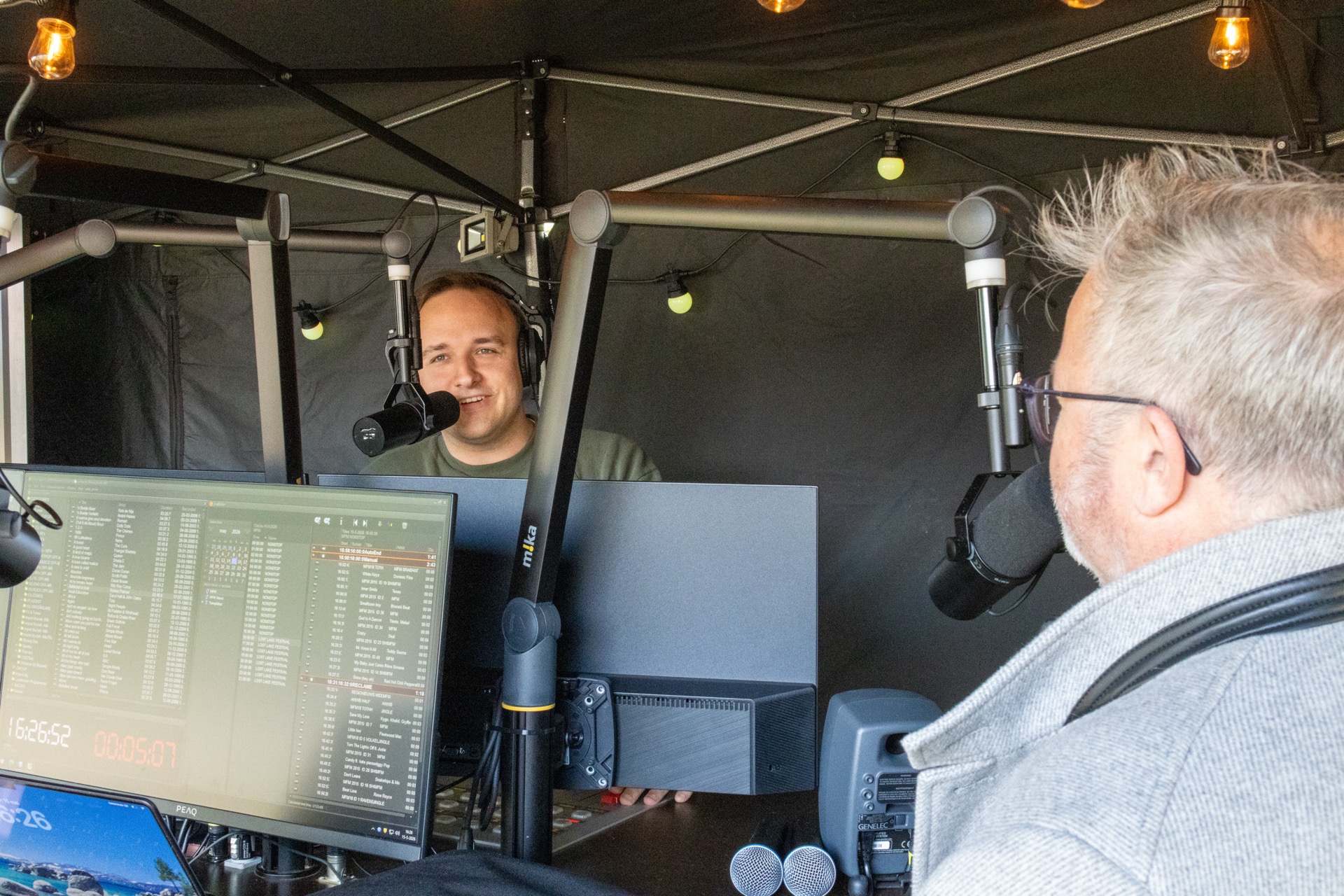 Live uitzending in de mobiele studio met twee presentatoren