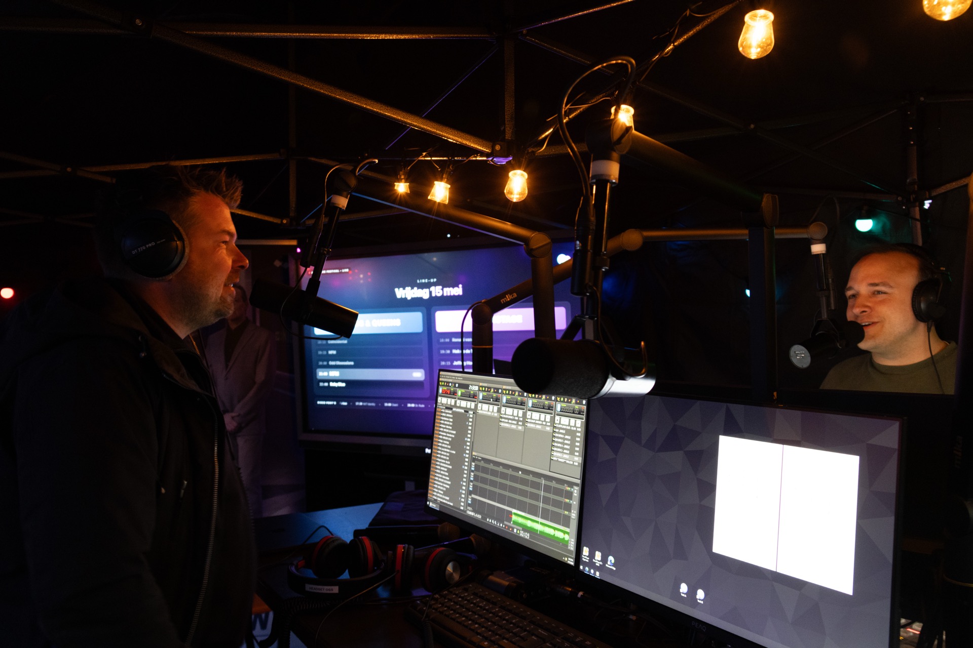 Avondopname in de studio met playout en microfoons