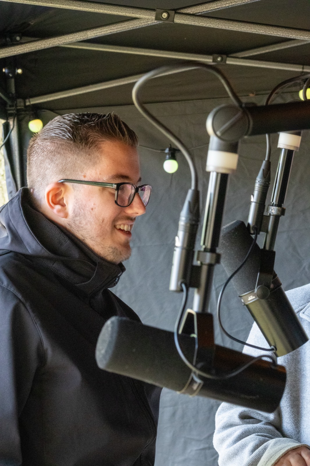 Cas Ebbers in de mobiele radiostudio