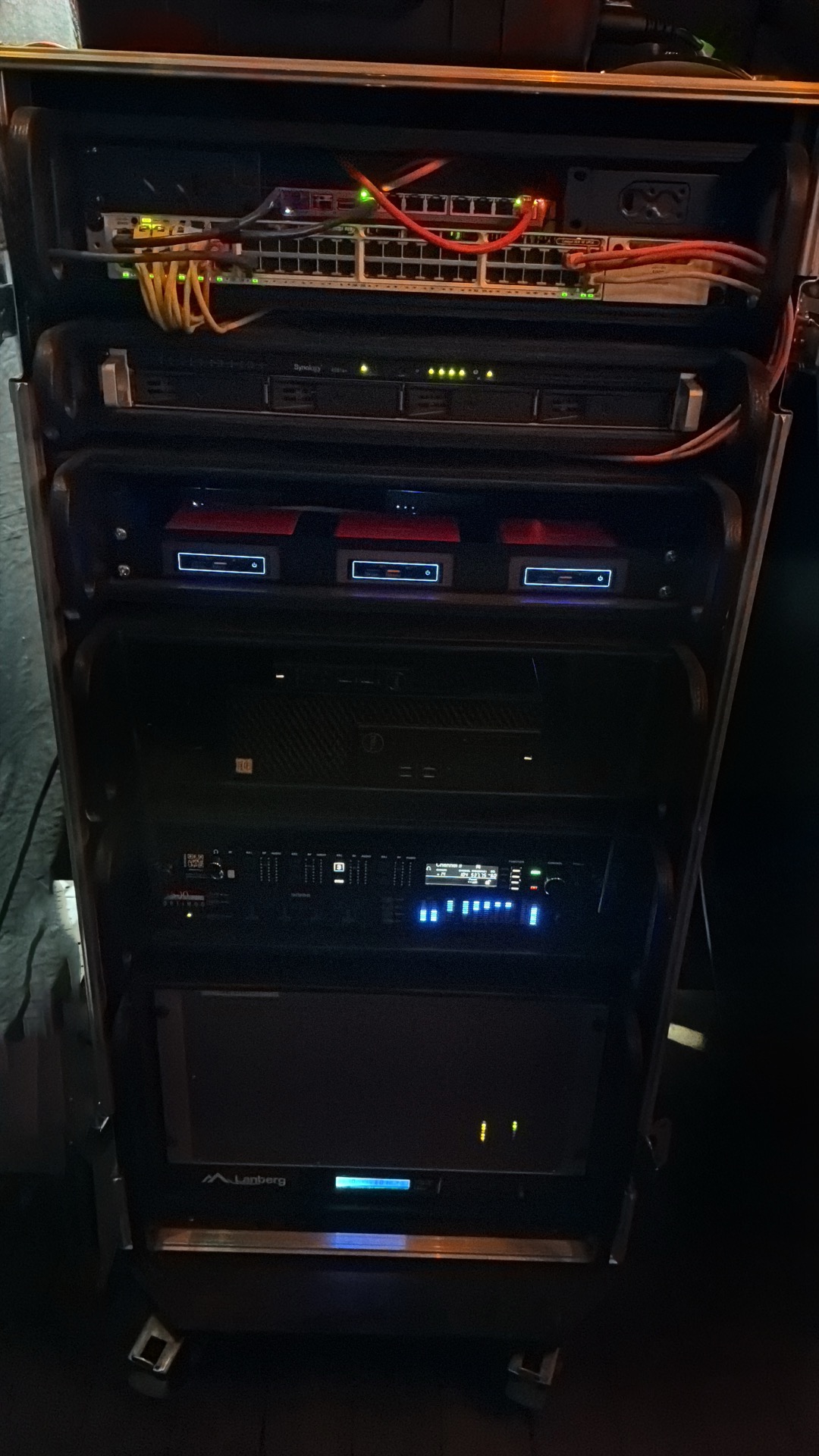 Mobiel technisch rack met netwerk, processing en uplink