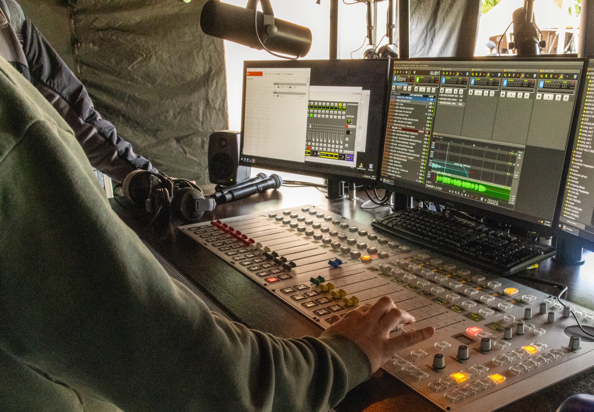 Technicus aan de DHD mengtafel met OmniPlayer