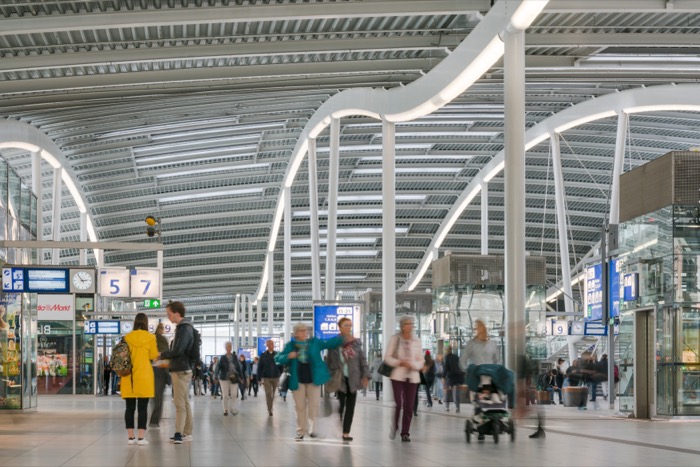 Utrecht Centraal Station: ruime stationshal, geschikt voor merkactivaties en live radio op locatie